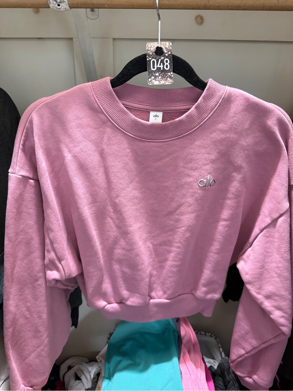 048 ALO Yoga Cropped Dusty Pink Crewneck Sweatshirt